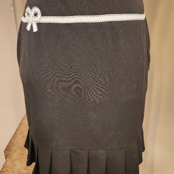 Larry Levine Black Stretch Skirt With Embroidered White Ribbon Size 8 Pleated - Picture 4 of 13